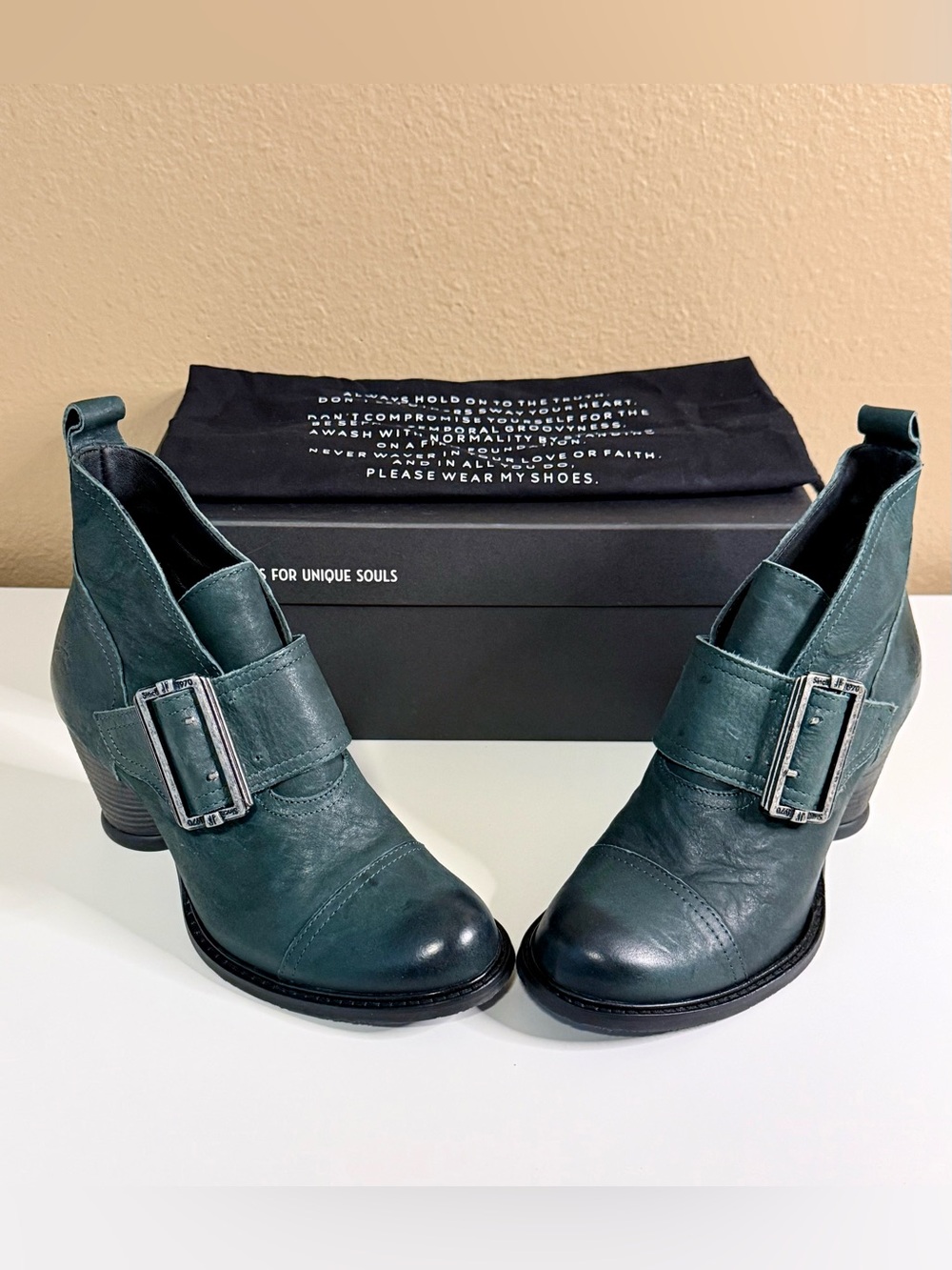 NIB John FLUEVOG Women’s 7 EAST END PORTER Peacock Leather Buckled Ankle Booties - Picture 3 of 10